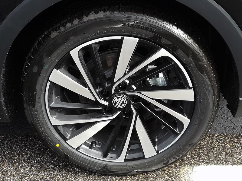 13 - Mg ZS 1.5 hybrid+ luxury auto