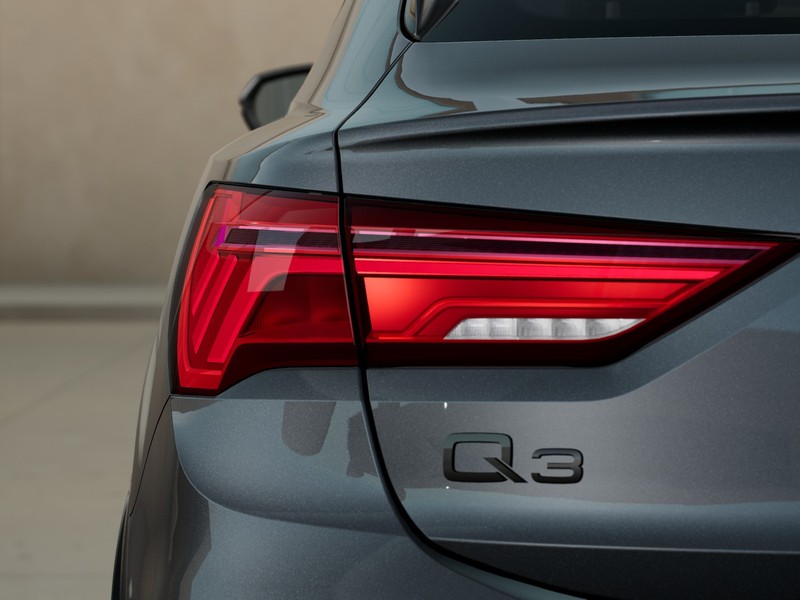 7 - Audi Q3 sportback 35 2.0 tdi identity black s tronic