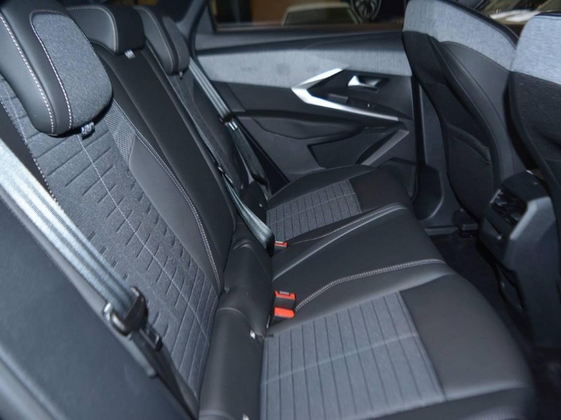 7 - Peugeot 3008 1.2 hybrid 145cv allure e-dcs6