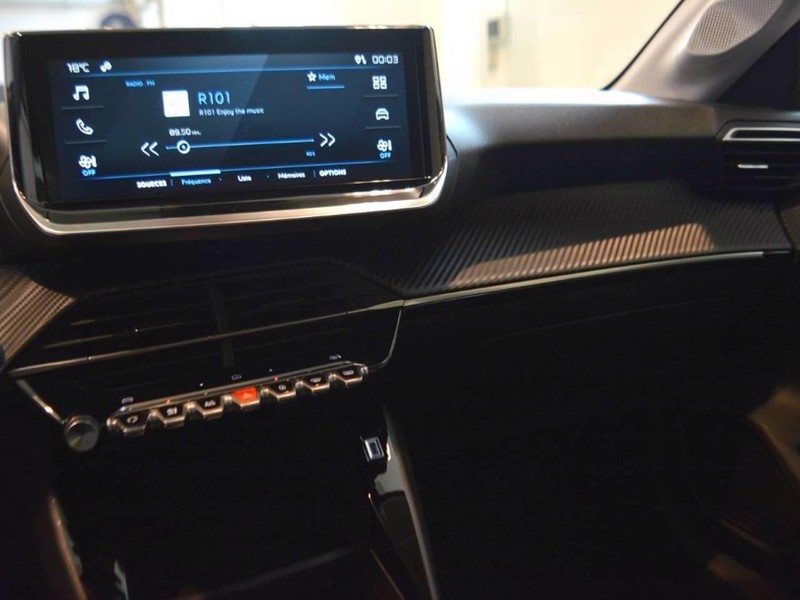 19 - Peugeot 208 1.2 hybrid 48v 110cv style e-dcs6
