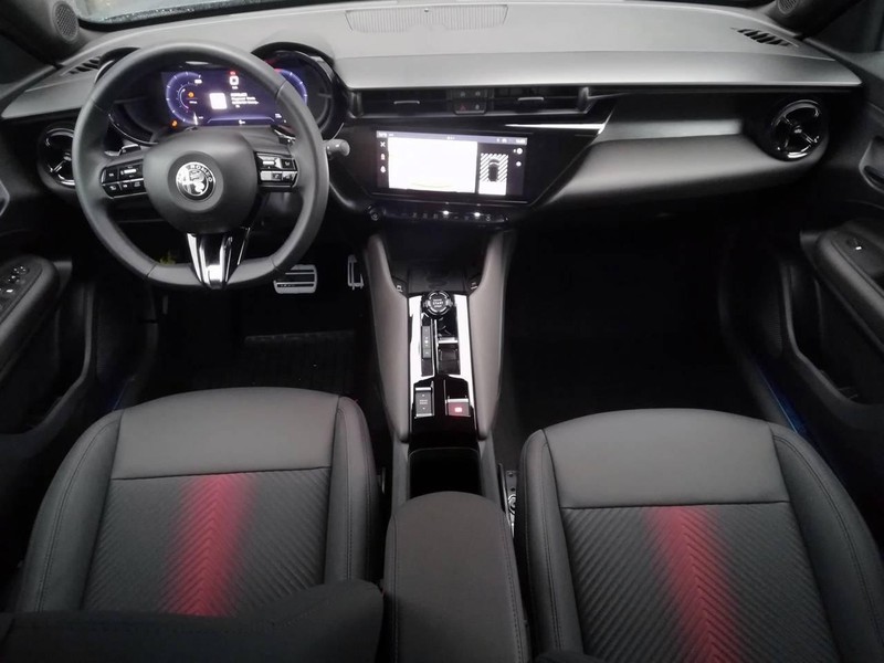 7 - Alfa Romeo Junior 1.2 hybrid 145cv ibrida edct6