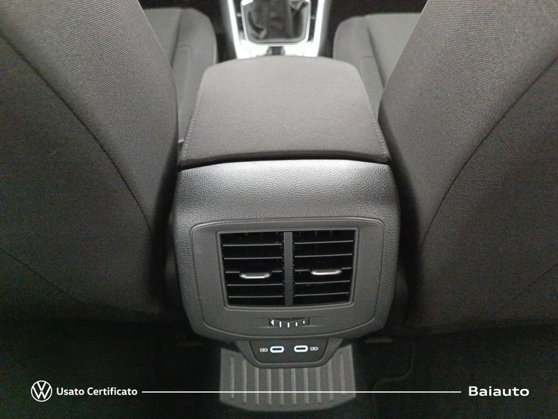 13 - Volkswagen T-Roc 2.0 tdi scr 115cv life