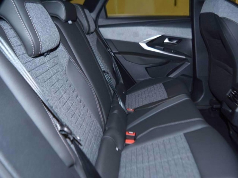 7 - Peugeot 3008 1.2 hybrid 136cv allure e-dcs6