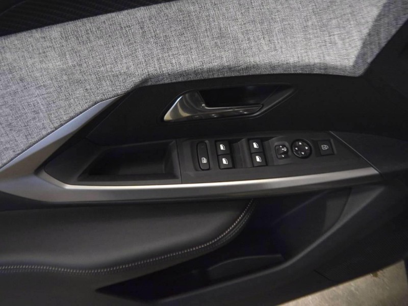 13 - Peugeot 3008 1.2 hybrid 145cv allure e-dcs6