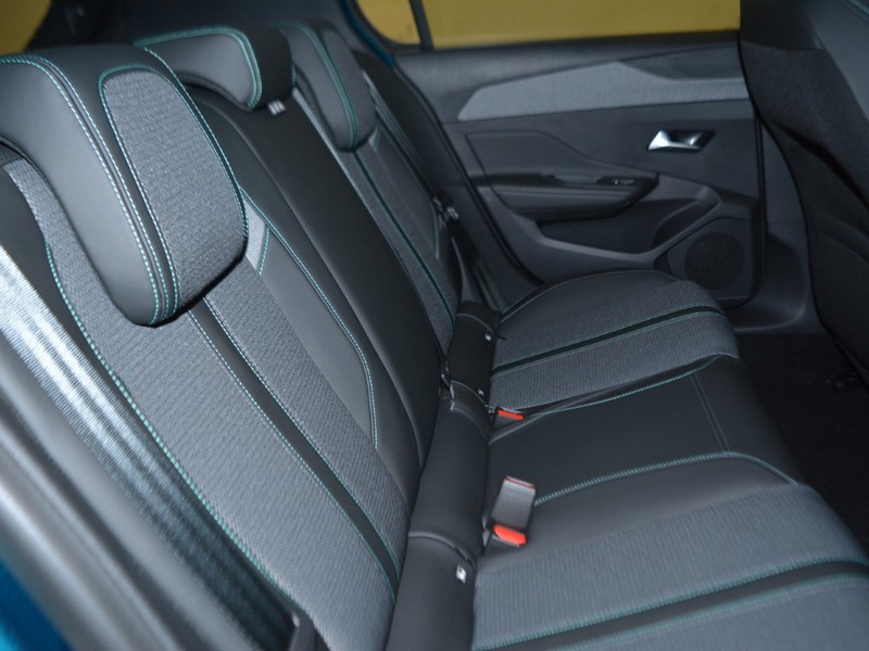 7 - Peugeot 308 1.2 hybrid 145cv allure e-dcs6