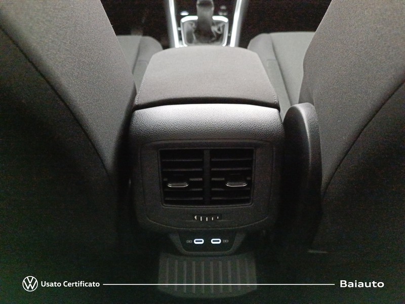 13 - Volkswagen T-Roc 1.0 tsi 110cv life