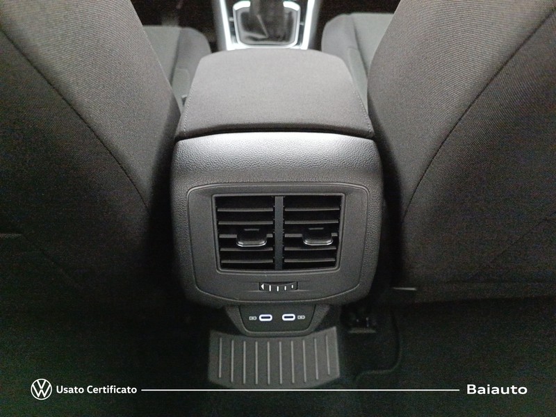 13 - Volkswagen T-Roc 2.0 tdi scr 115cv life