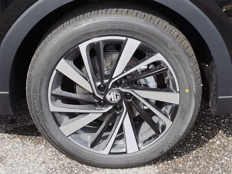 13 - Mg ZS 1.5 hybrid+ luxury auto