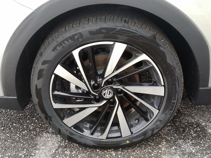 13 - Mg ZS 1.5 hybrid+ luxury auto