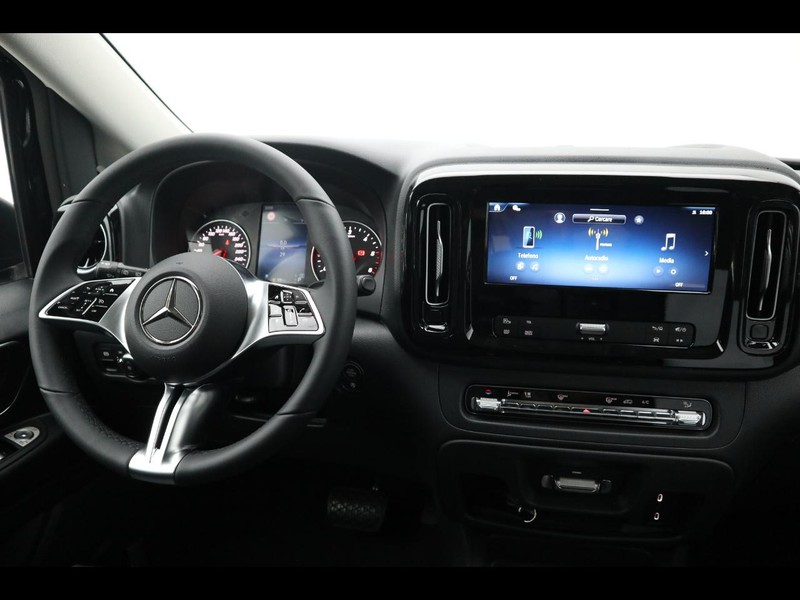 13 - Mercedes Vans Vito 116 cdi long tourer select auto my20