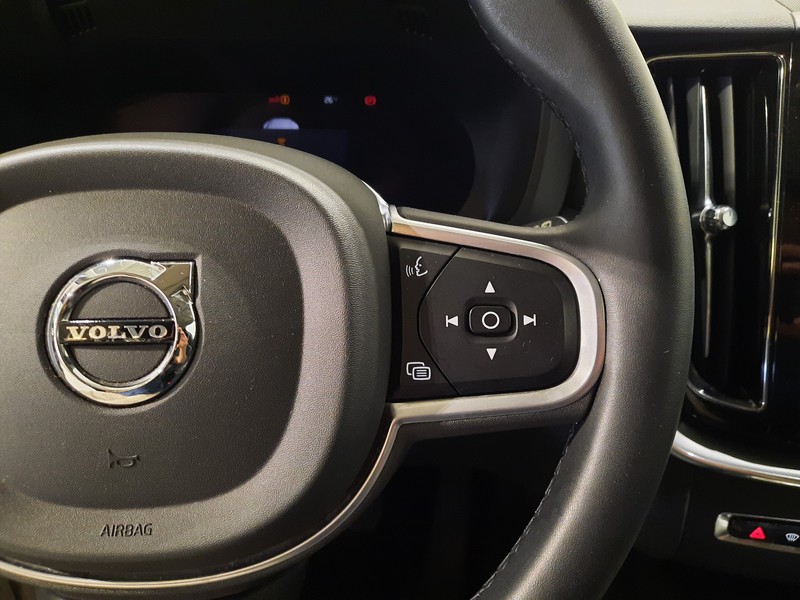 13 - Volvo XC60 2.0 b4 momentum awd automatico