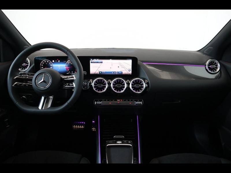 13 - Mercedes GLA 200 d amg line premium 8g-dct
