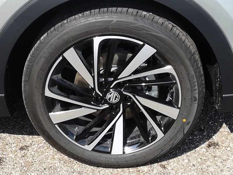 13 - Mg ZS 1.5 hybrid+ luxury auto
