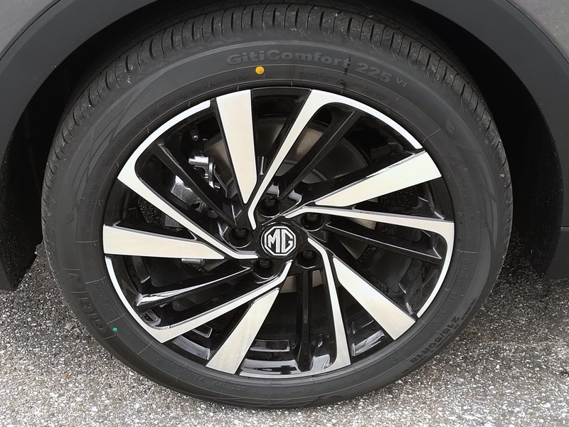 13 - Mg ZS 1.5 hybrid+ luxury auto