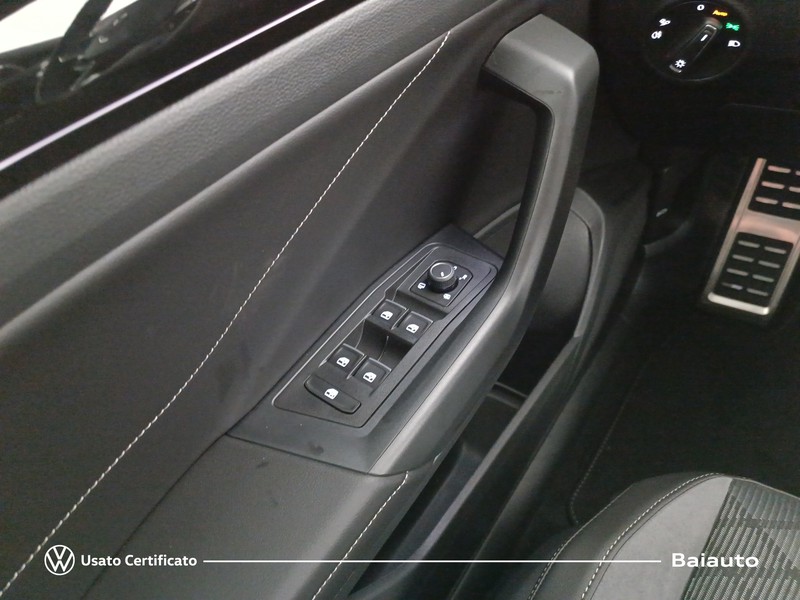 13 - Volkswagen T-Roc 1.0 tsi 115cv r line