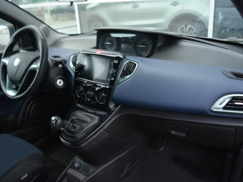 7 - Lancia Ypsilon 1.0 firefly hybrid 70cv platino s&s