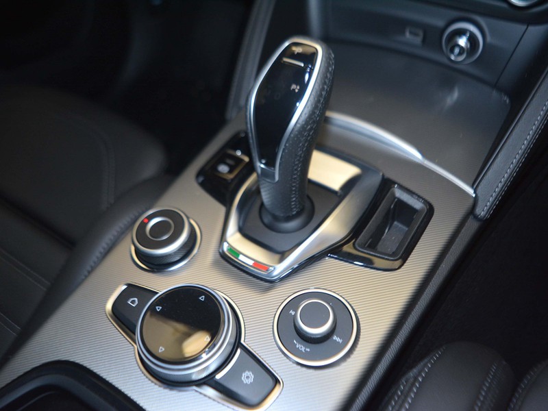 13 - Alfa Romeo Stelvio 2.2 turbo 210cv veloce q4 at8