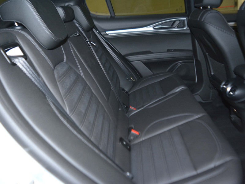 7 - Alfa Romeo Stelvio 2.2 turbo 210cv veloce q4 at8