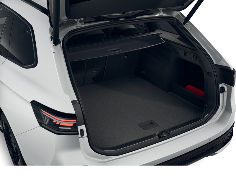 13 - Volkswagen Passat 1.5 etsi act 150cv r-line plus dsg