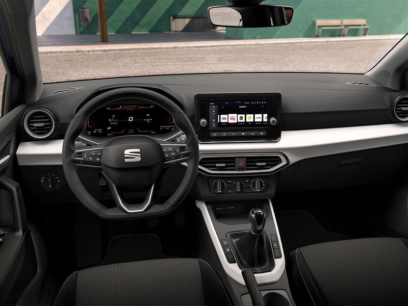 13 - Seat Arona 1.0 ecotsi 95cv black edition