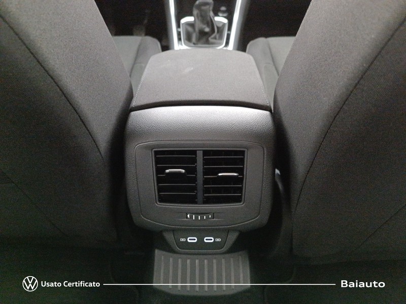 13 - Volkswagen T-Roc 2.0 tdi scr 115cv life