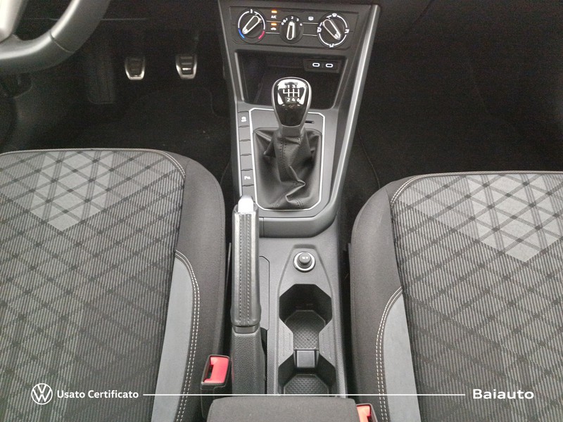 13 - Volkswagen Taigo 1.0 tsi 110cv r-line