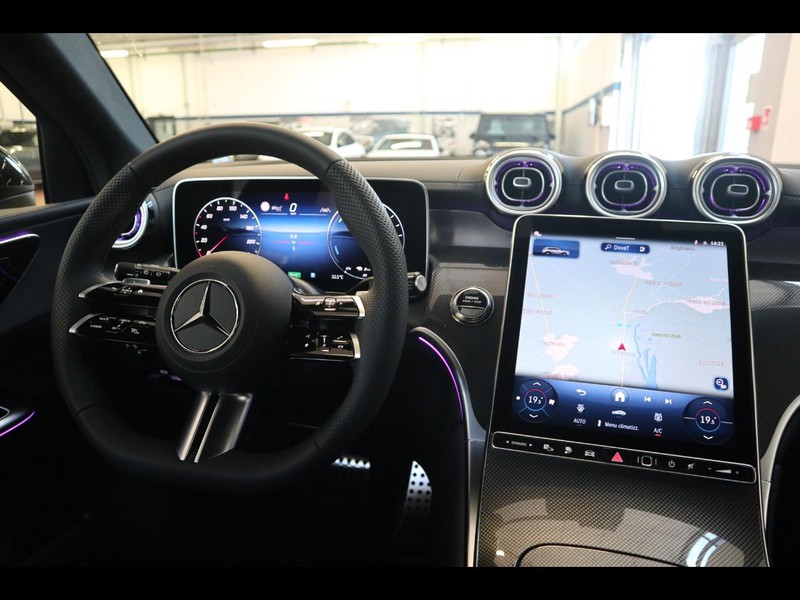 13 - Mercedes GLC suv 300 e amg line premium tech 4matic 9g-tronic