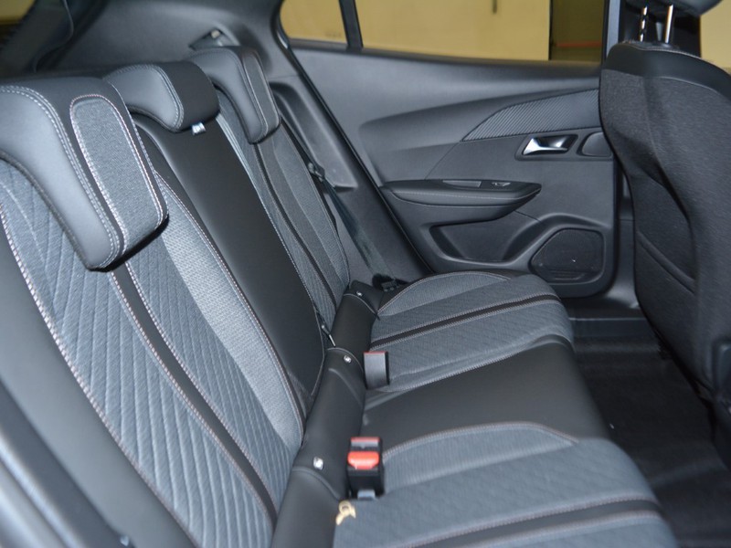 7 - Peugeot 2008 1.2 hybrid 145cv allure e-dcs6