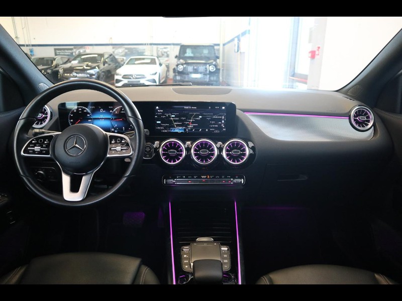 13 - Mercedes GLA 180 d sport 8g-dct
