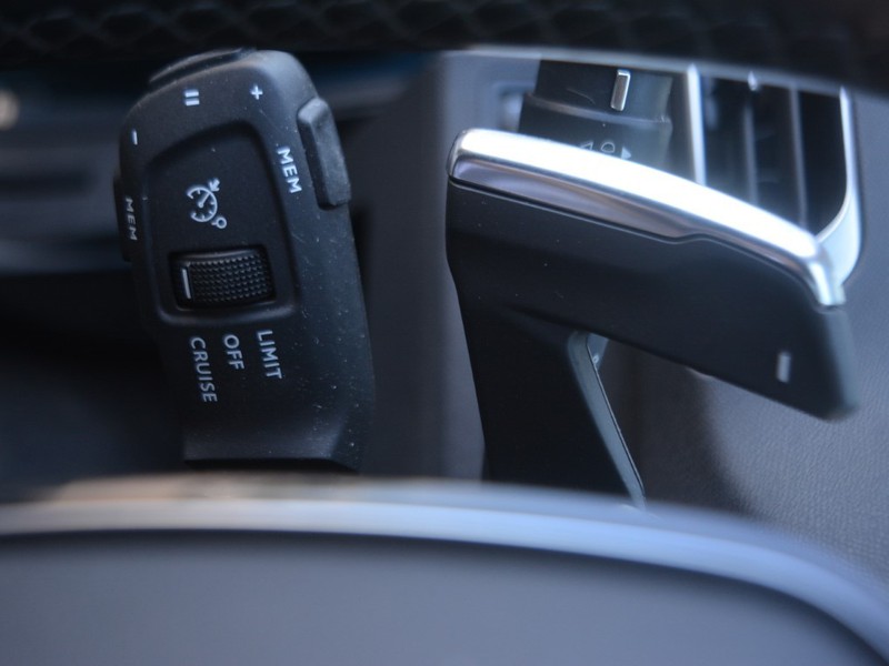 19 - Peugeot 3008 1.6 hybrid phev 225cv allure e-eat8