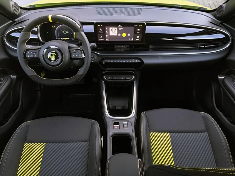 7 - Abarth 600e 54kwh turismo