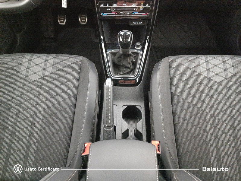 13 - Volkswagen T-Cross 1.0 tsi 115cv r-line