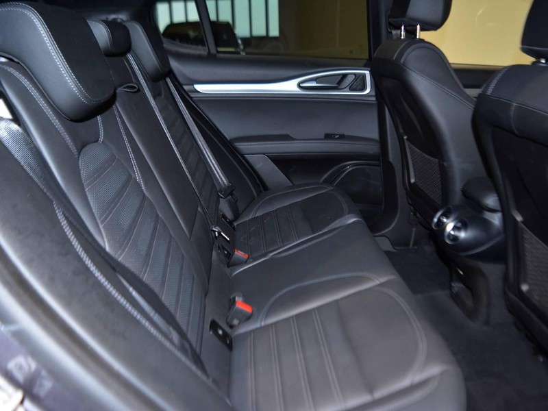 7 - Alfa Romeo Stelvio 2.2 turbo 210cv veloce q4 at8