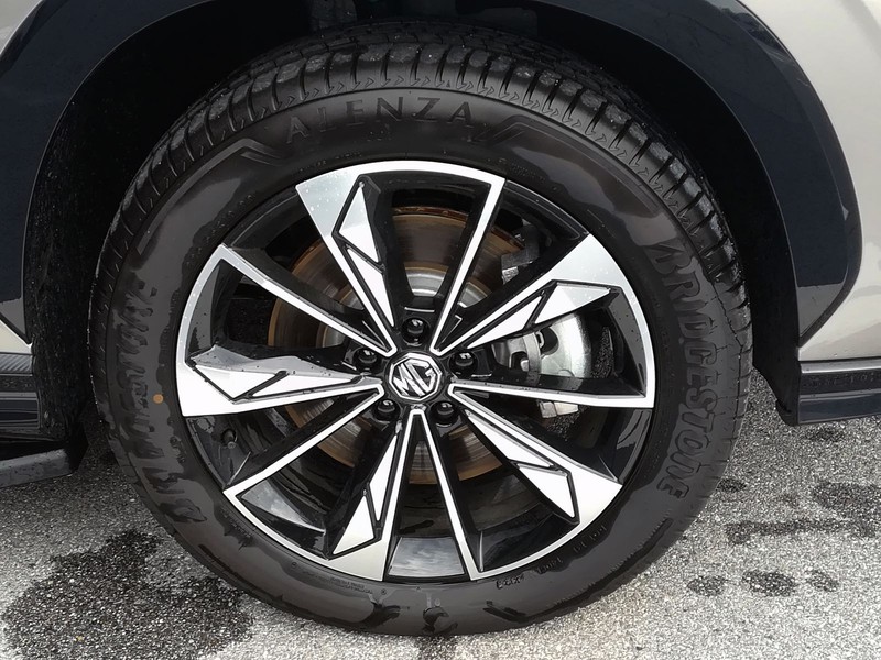 13 - Mg HS 1.5 phev luxury auto