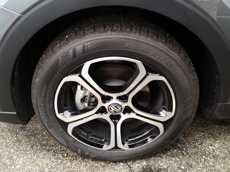 13 - Mg ZS 1.5 hybrid+ comfort auto