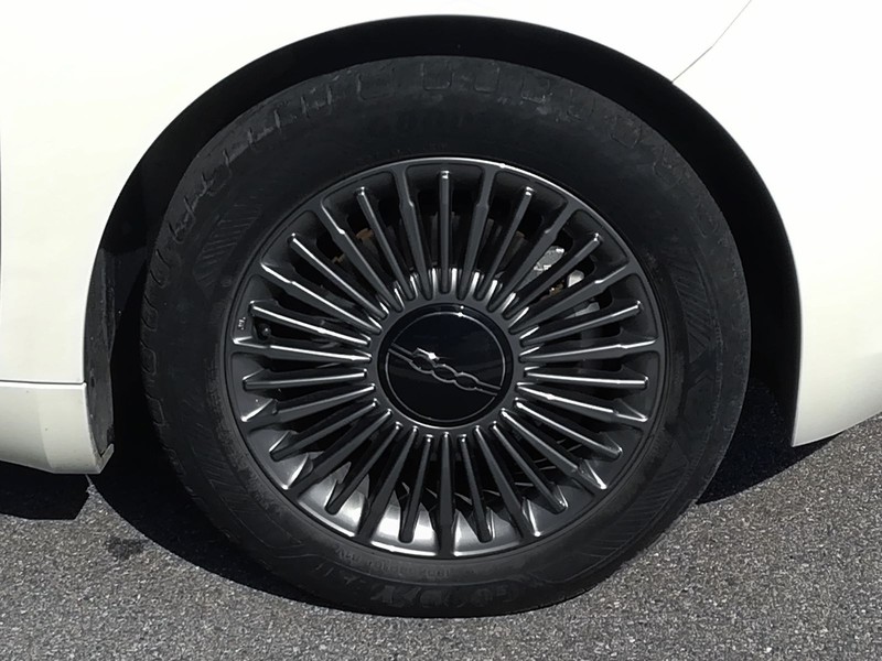 13 - Fiat 500 500e 42 kwh la prima