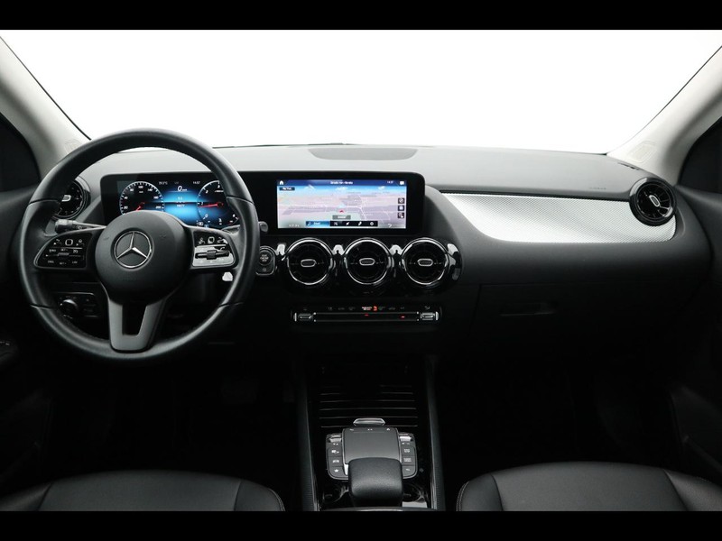 13 - Mercedes GLA 180 d business extra 8g-dct