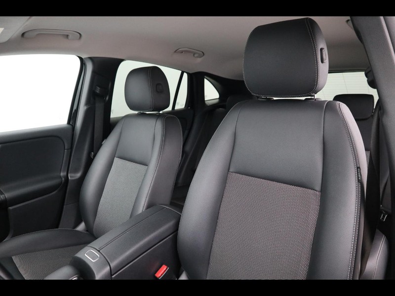 7 - Mercedes GLA 180 d business extra 8g-dct