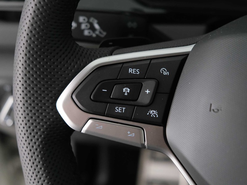 25 - Volkswagen T-Roc 1.5 tsi act r line dsg