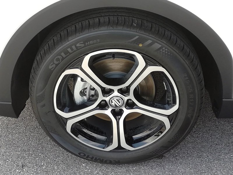 13 - Mg ZS 1.5 hybrid+ comfort auto