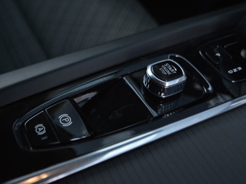 19 - Volvo XC60 2.0 b4 core automatico