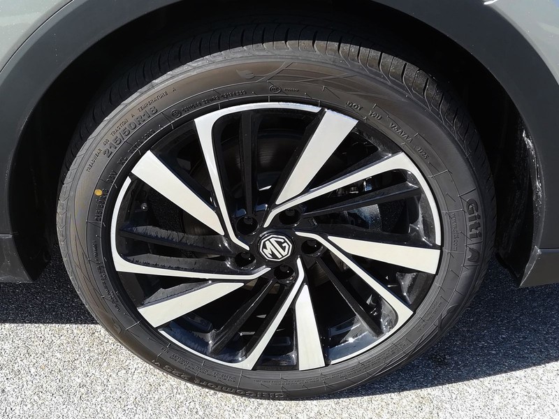 13 - Mg ZS 1.5 hybrid+ luxury auto