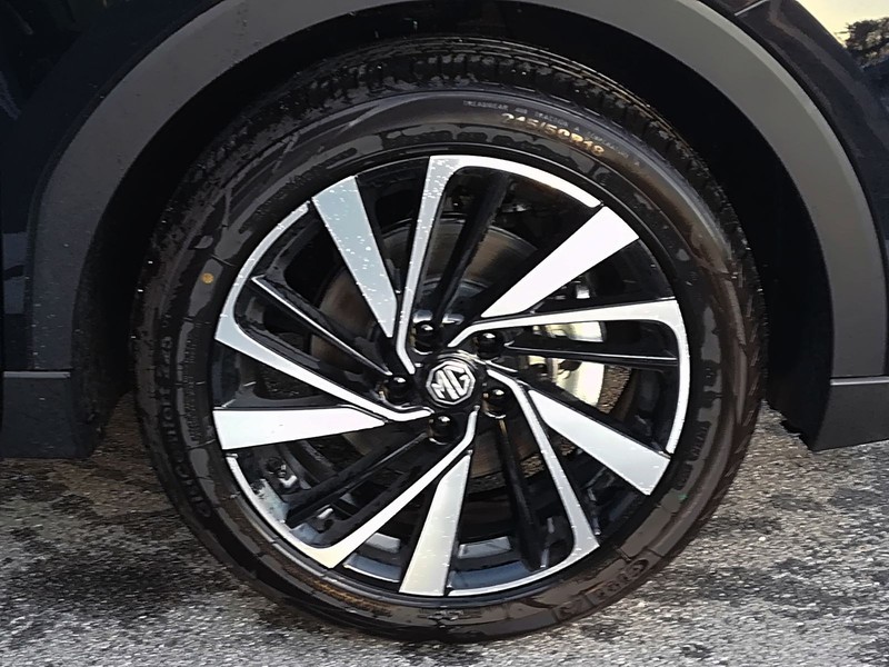 13 - Mg ZS 1.5 hybrid+ luxury auto
