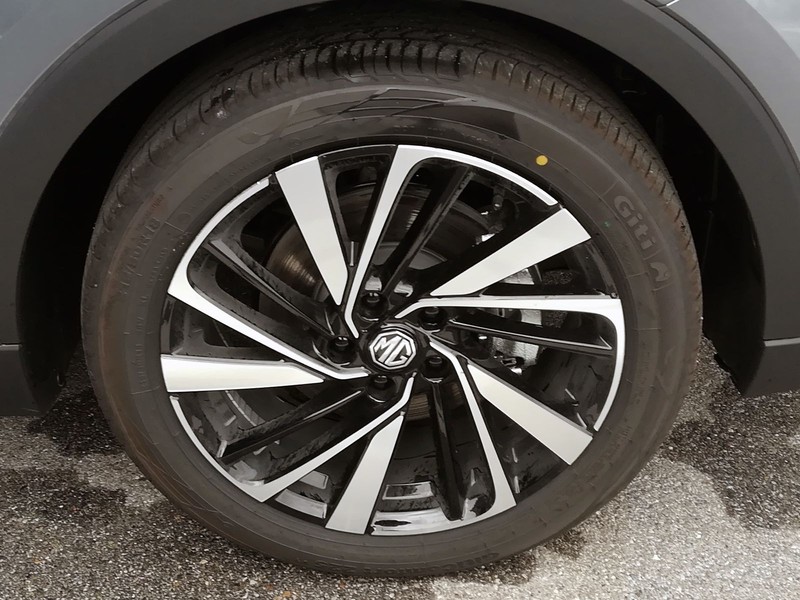 13 - Mg ZS 1.5 hybrid+ luxury auto