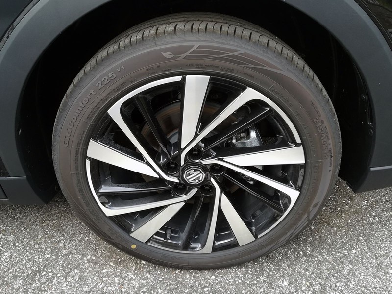 13 - Mg ZS 1.5 hybrid+ luxury auto