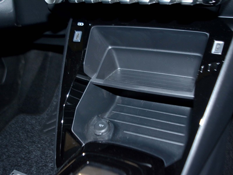 19 - Peugeot 208 1.2 hybrid 48v 110cv business e-dcs6