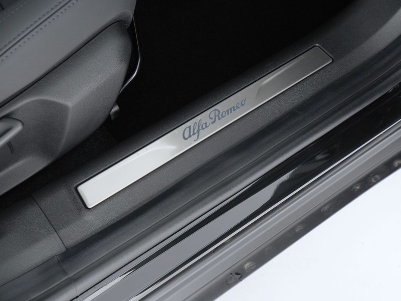 19 - Alfa Romeo Junior 1.2 hybrid 145cv ibrida speciale edct6