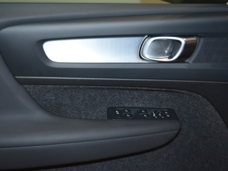 13 - Volvo XC40 2.0 b3 core automatico