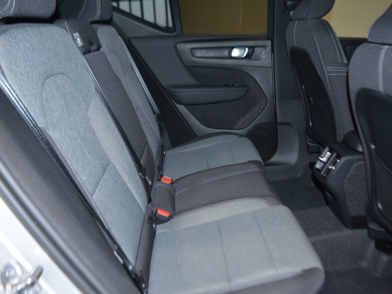 7 - Volvo XC40 2.0 b3 core automatico