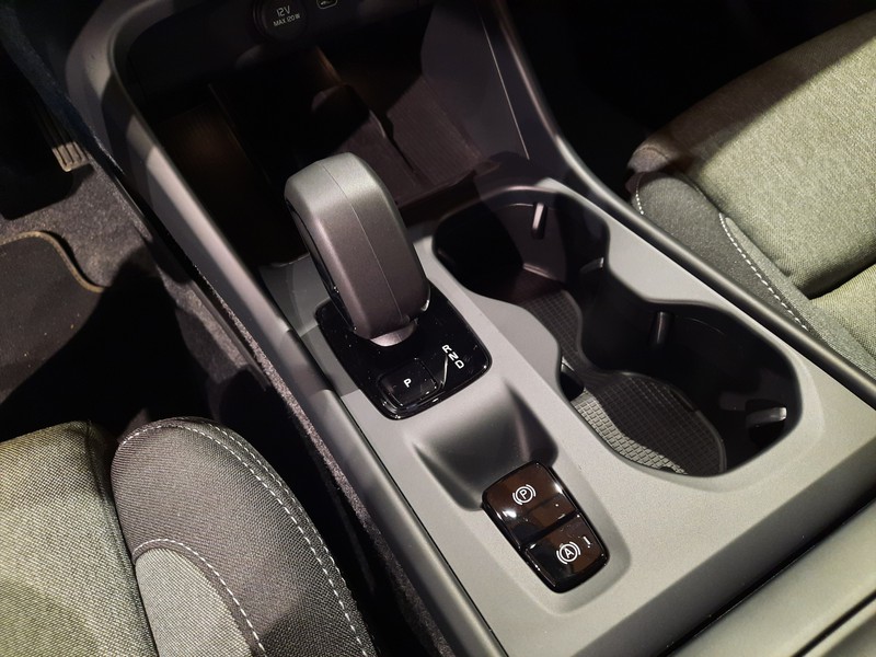 13 - Volvo XC40 2.0 b3 core automatico